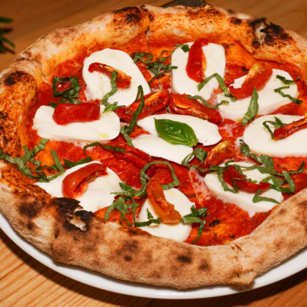 Pizza xốt cà chua & phô mai